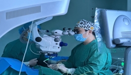 南阳市眼科医院再次开展折叠球囊顶压手术，为视网膜脱离患者提供治疗新方式